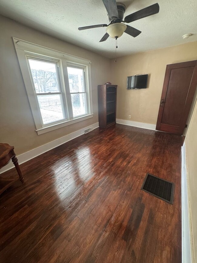 Building Photo - Furnished 3 Bedroom Home in Waynesville, MO!