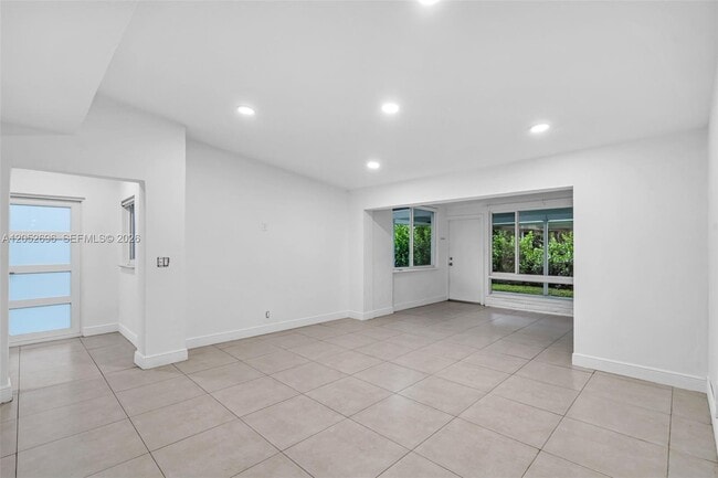 Building Photo - 1580 NE 139th St