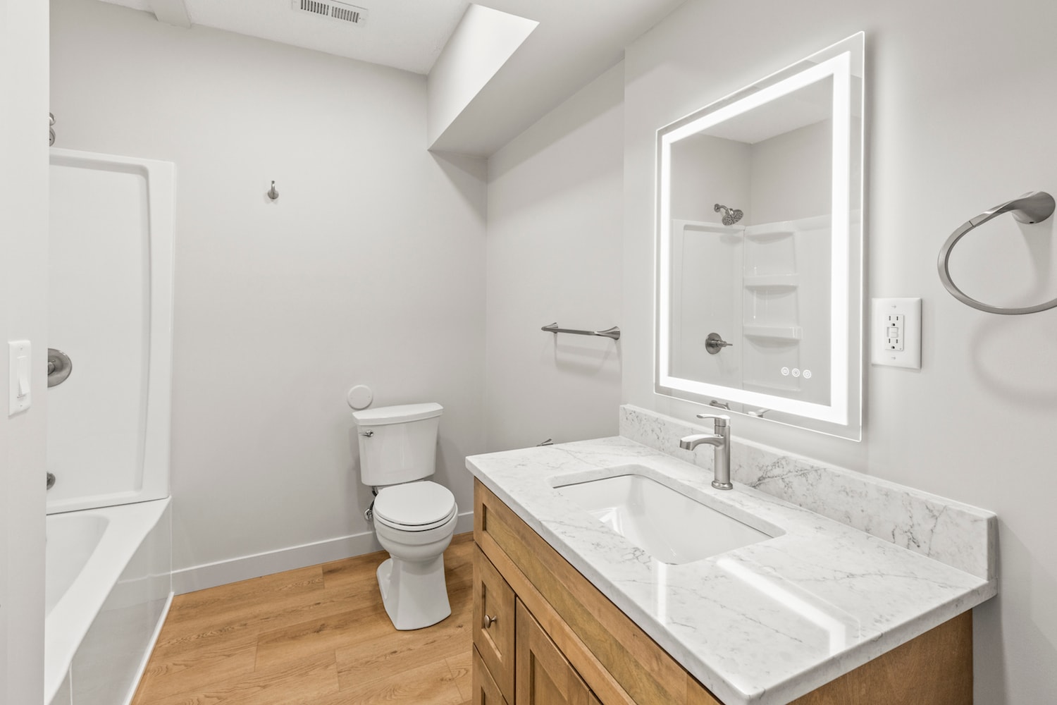 Bathroom - 425 W Lincoln St