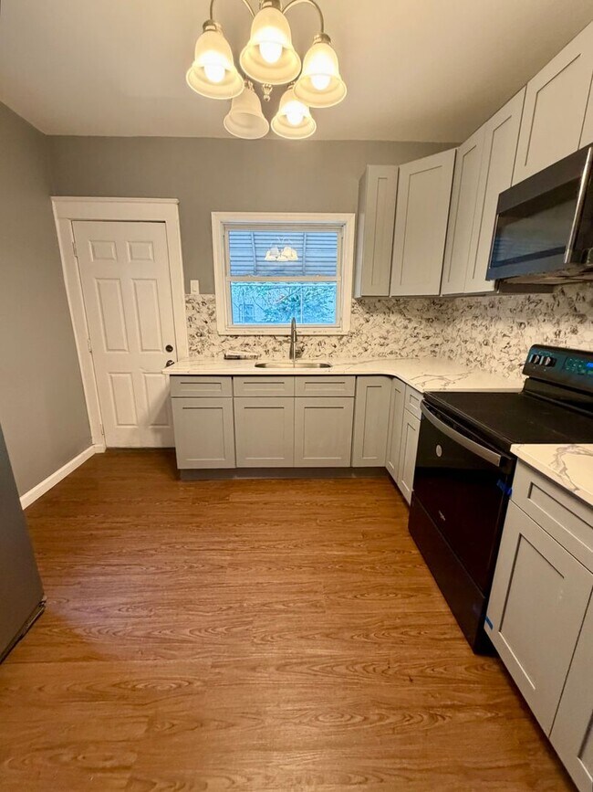 Building Photo - Renovated 3-Bedroom Home Near Hunting Park! Available NOW!