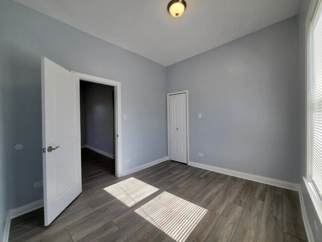 Building Photo - 943 W 59th St