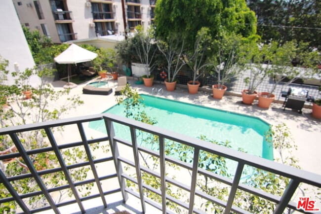 Building Photo - 884 Palm Ave