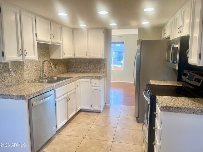 Building Photo - 508 E Angela Dr