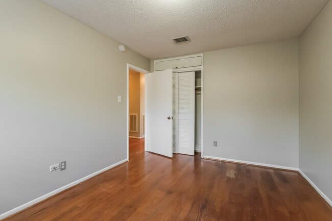 Building Photo - 222 Magic Oaks Dr