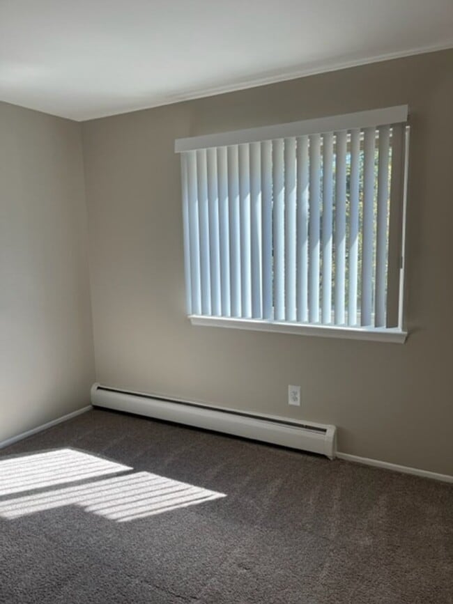 Building Photo - Charming 2 bedroom/1 bathroom apartment ne...
