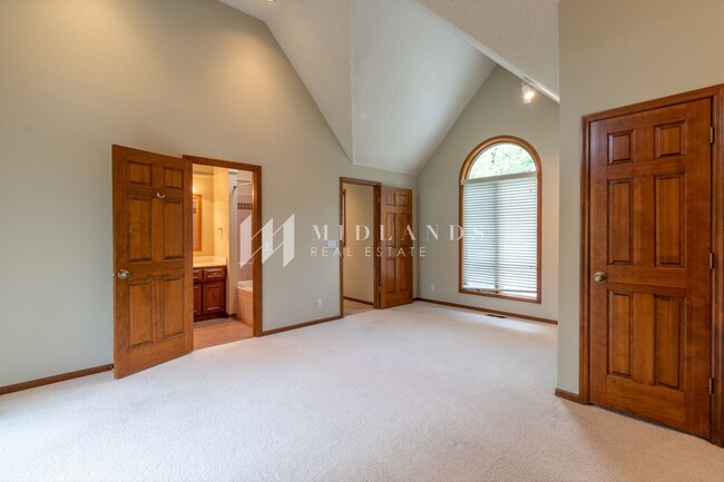 Building Photo - Stunning Rockbrook Townhome