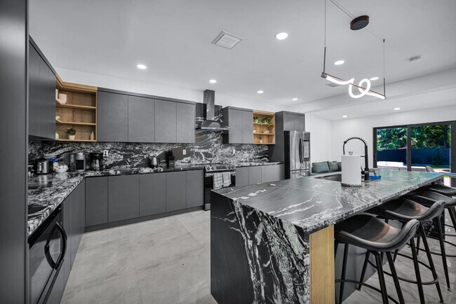 Building Photo - 5313 NE 1st Ave