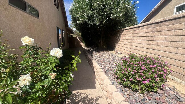 Building Photo - Single Story Rosamond home