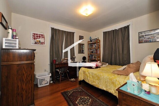 Building Photo - Central Heat/AC, In Unit Washer/Dryer, Close to Longwood, Porch