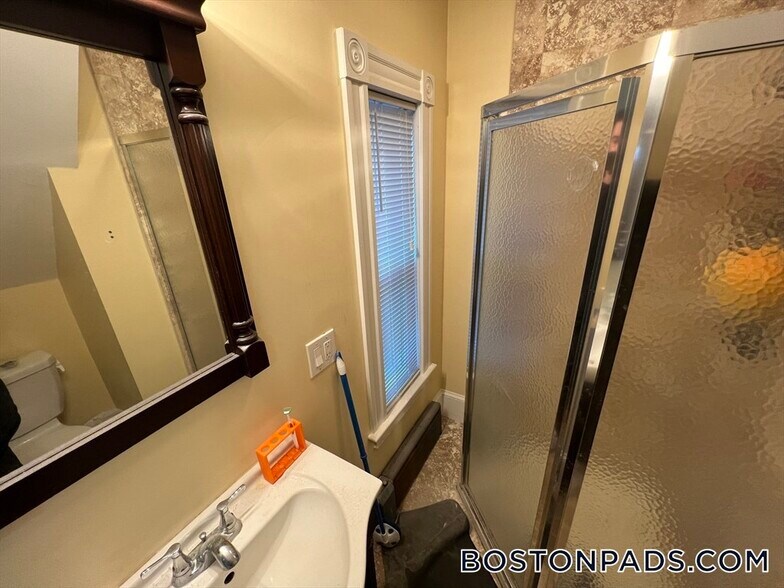 Building Photo - 6 White St Pl