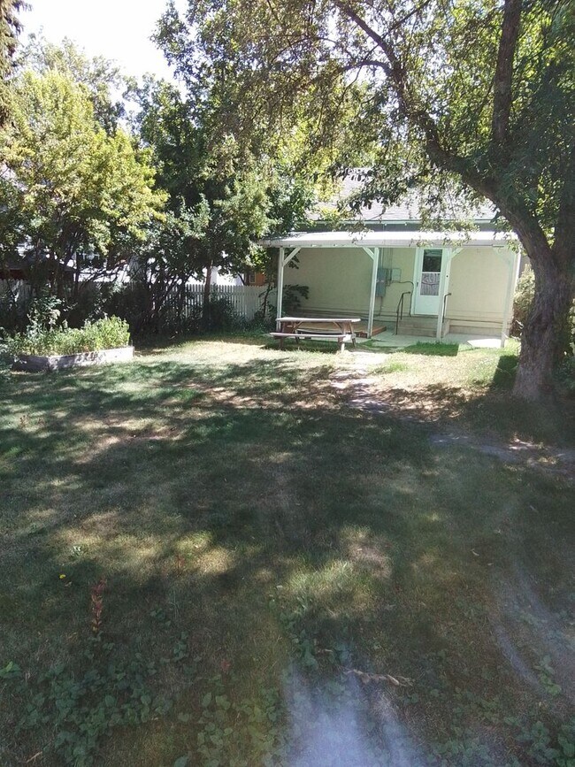 Building Photo - 4 Bedroom close to downtown, bike and walk...