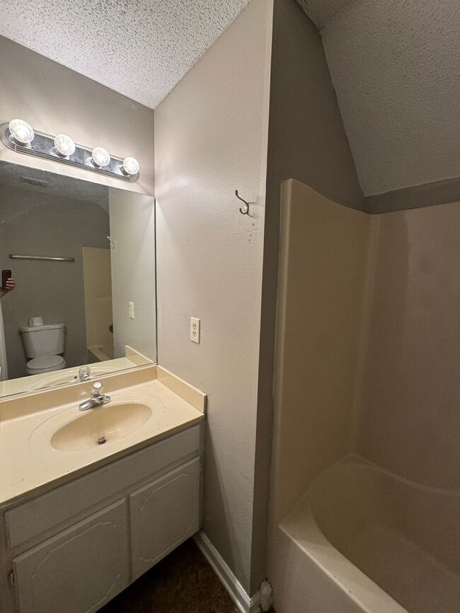 Building Photo - 3 Bed / 2 Bath off of South Caraway Available Now