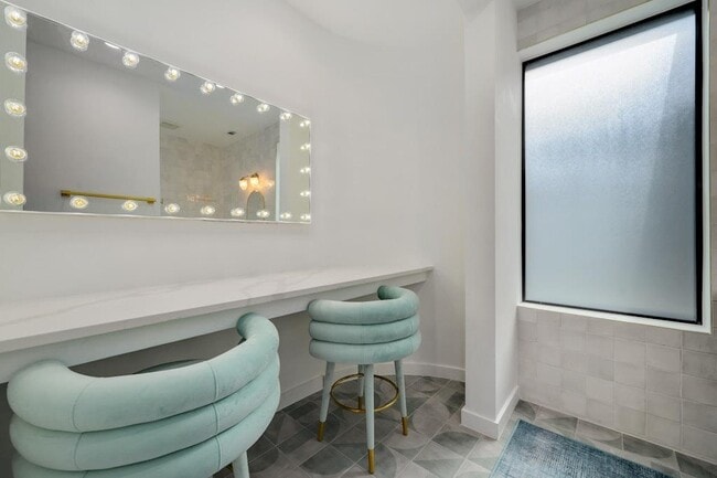 Building Photo - 7809 Woodrow Ave