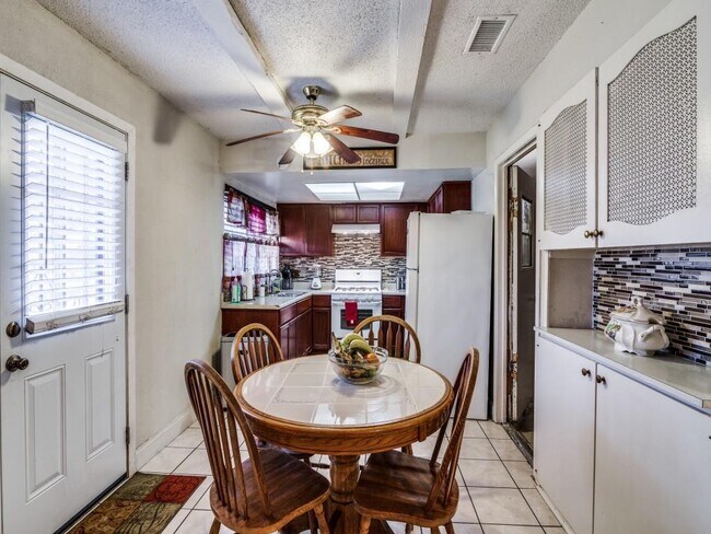 Building Photo - 1406 Ridgecrest Dr