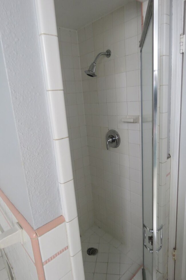 Building Photo - 2 Bedroom with VIEWS in Sunnyside Neighborhood