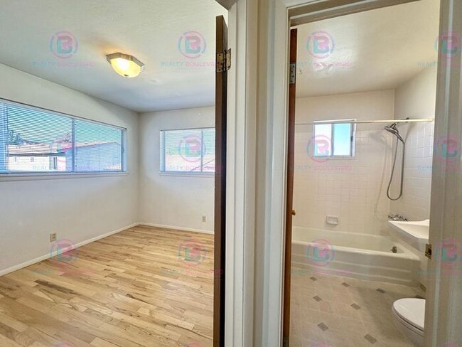 Building Photo - Delightful One-Bedroom + Office Near Idlew...