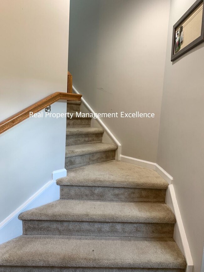 Building Photo - Gorgeous End-Unit TH In Desired Cary Location, Apply Now!