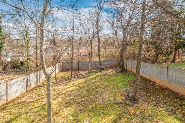 Building Photo - 2100 Paris Rd