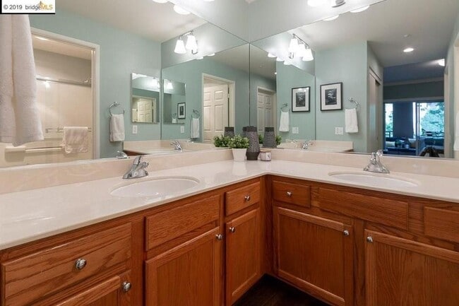 Building Photo - Comfortable 2BR Condo with Patio - Gated Oakland Living