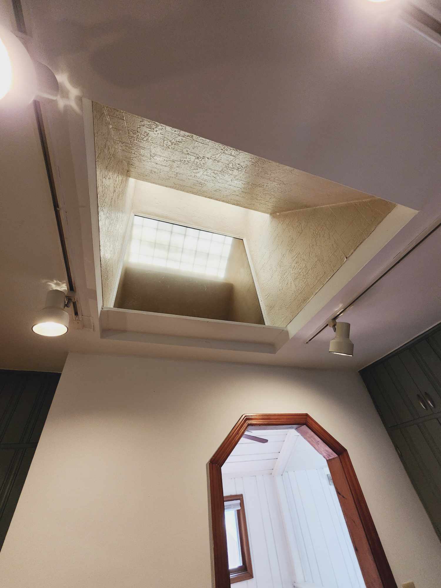 Building Photo - 265 Stevens St W