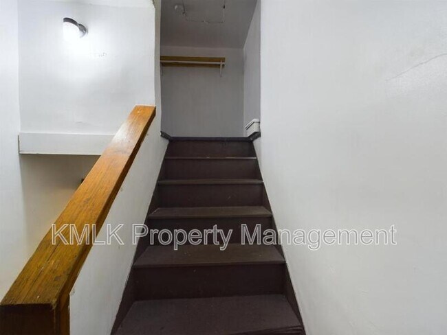 Building Photo - 695 Kling St