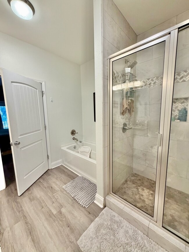 Building Photo - 411B Redwood Ave