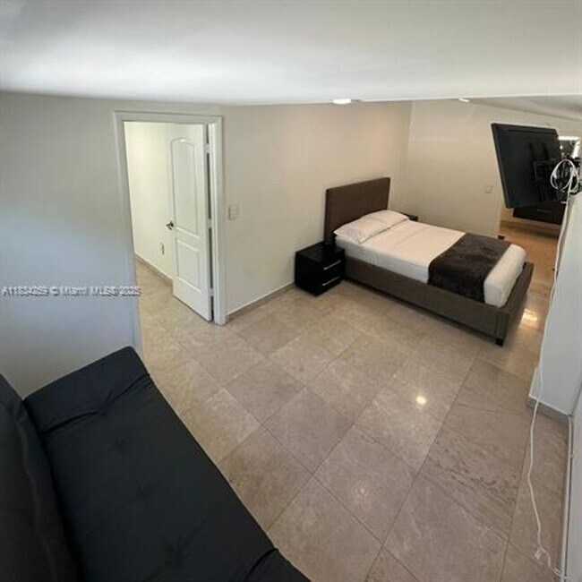 Building Photo - 17650 NE 19th Ave