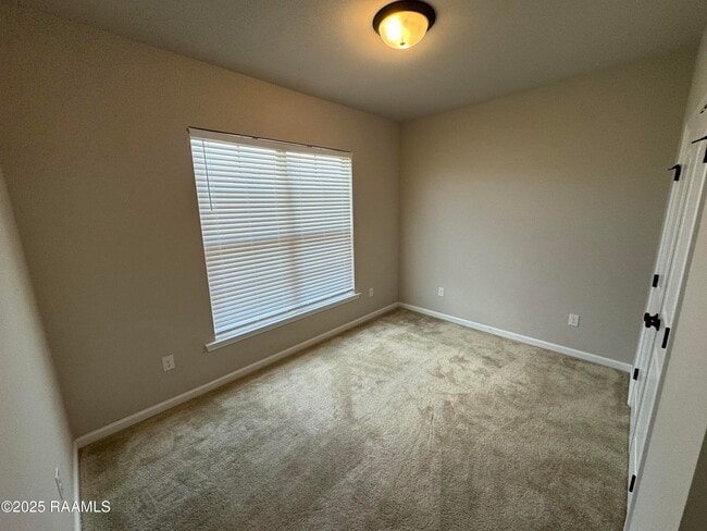 Building Photo - 406 Gray Birch Lp