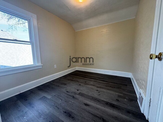 Building Photo - 5233 Anthony St