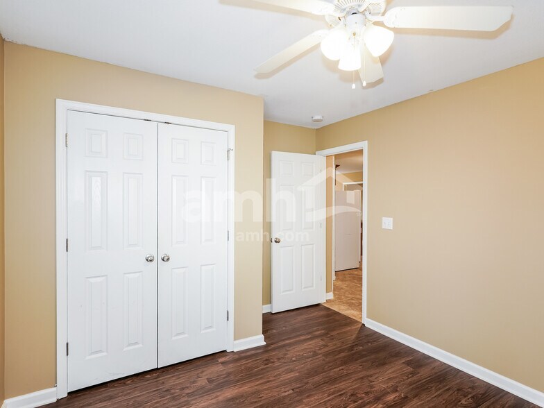 Building Photo - 1004 Hendricks Ct