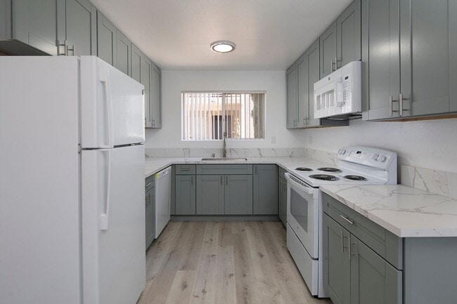 Building Photo - 2 WEEKS FREE! Gorgeous 1 BR with AC and Pa...