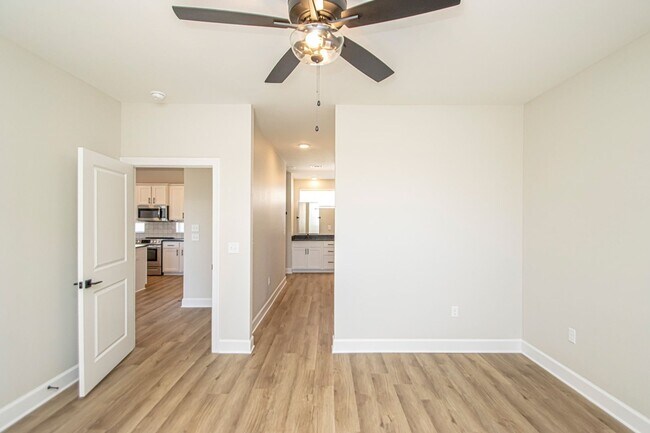 Building Photo - 2 Bed 2 Bath 2 Car Garage Townhome in Rock...