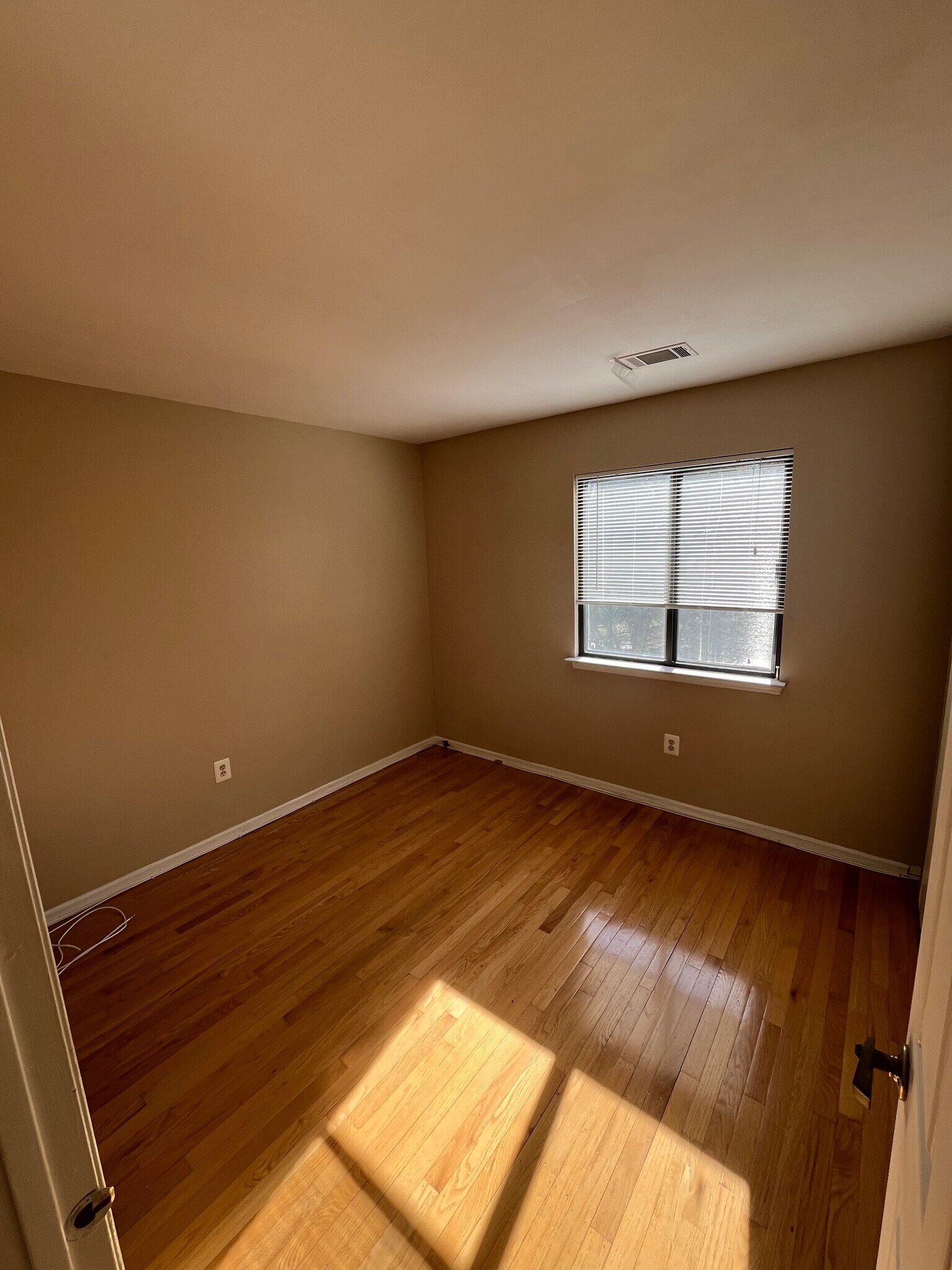 Building Photo - 216 Hickory Ct