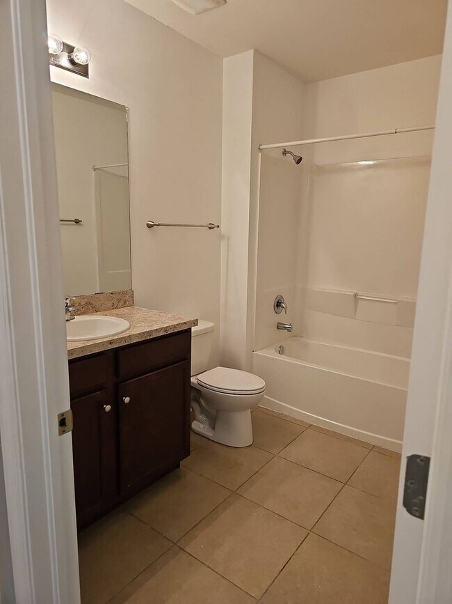 Building Photo - Nice 3 bed 2 bath 2 car garage single family home in Cape Coral with lawn care included.