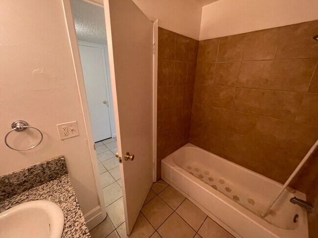 Building Photo - 2 Bedrooms in Foothill Farms