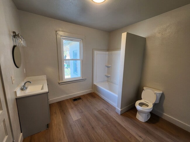 Building Photo - 555 Wallis Ave