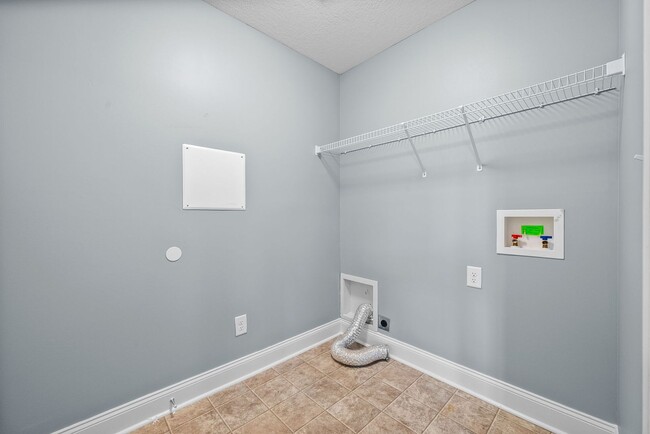 Building Photo - Pet Friendly Three Bedroom with Bonus!