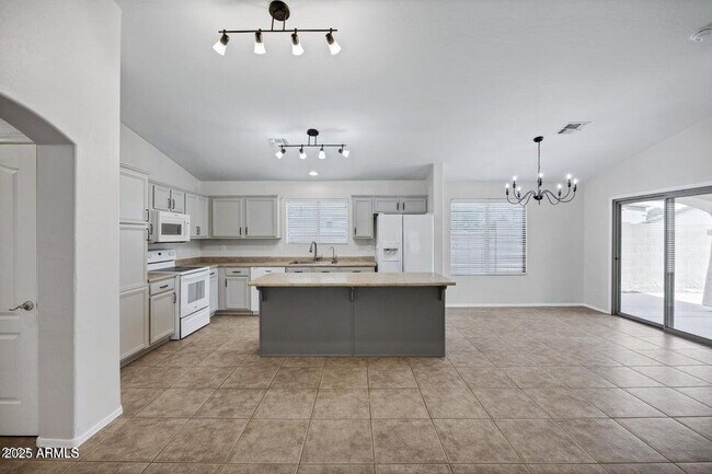 Building Photo - 2943 E Mead Dr