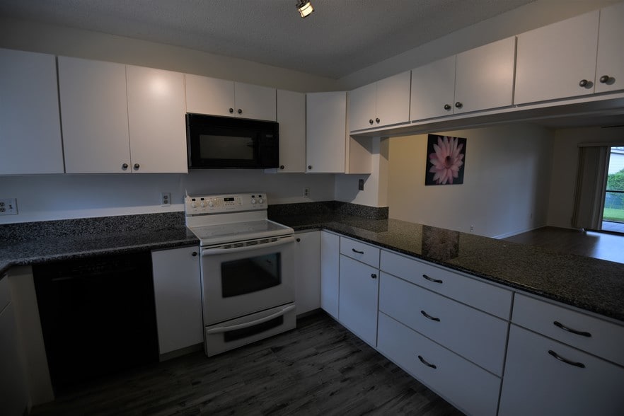 Large updated kitchen with granite countertop - 1201 SE Parkview Pl