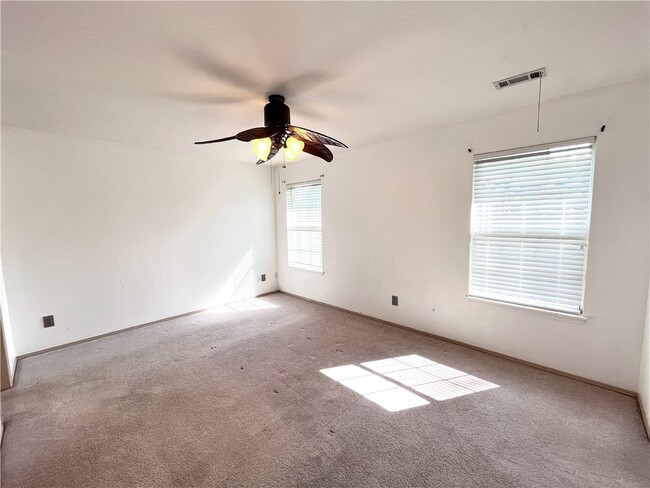 Building Photo - 884 N Daisy Ln