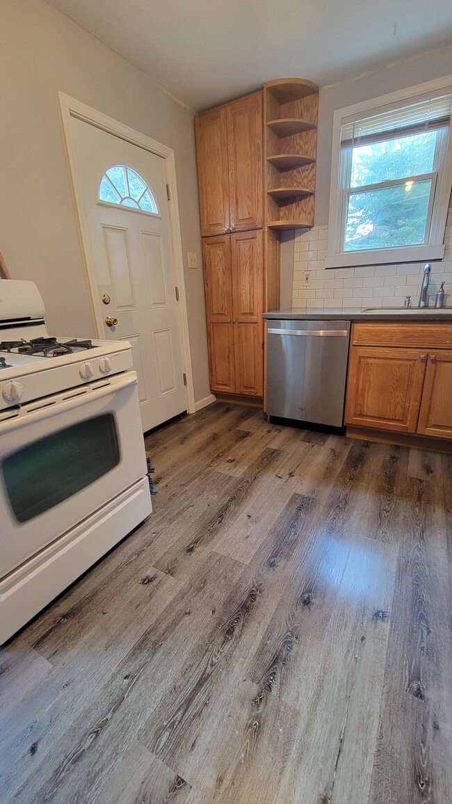 Building Photo - 40 N Roys Ave