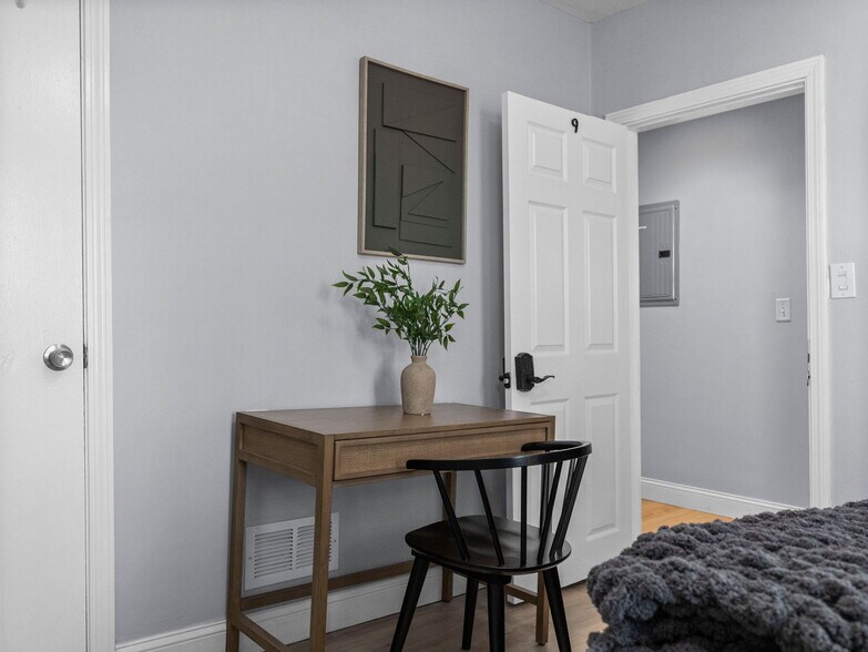 Building Photo - 168 School St