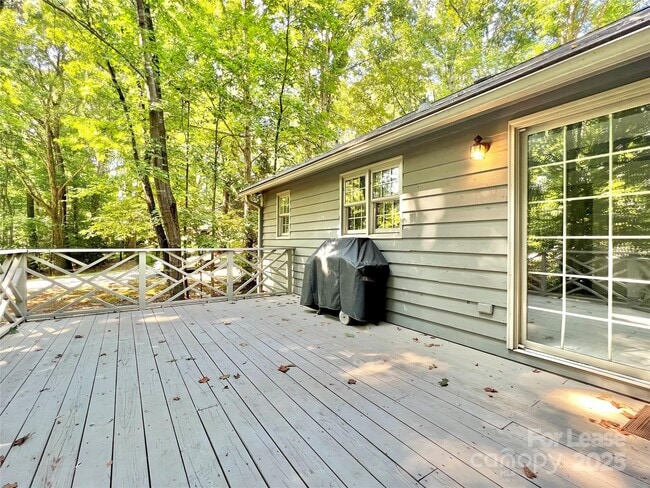 Building Photo - 911 Reverdy Ln
