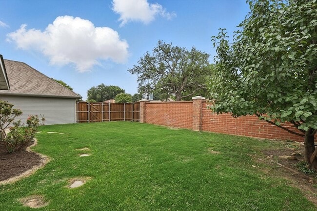Building Photo - 501 Meadowood Ln