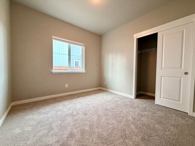 Building Photo - GORGEOUS LA PINE HOME! LARGE FENCED YRD, PELLET STOVE, UPGRADED KITCHEN & MORE!!