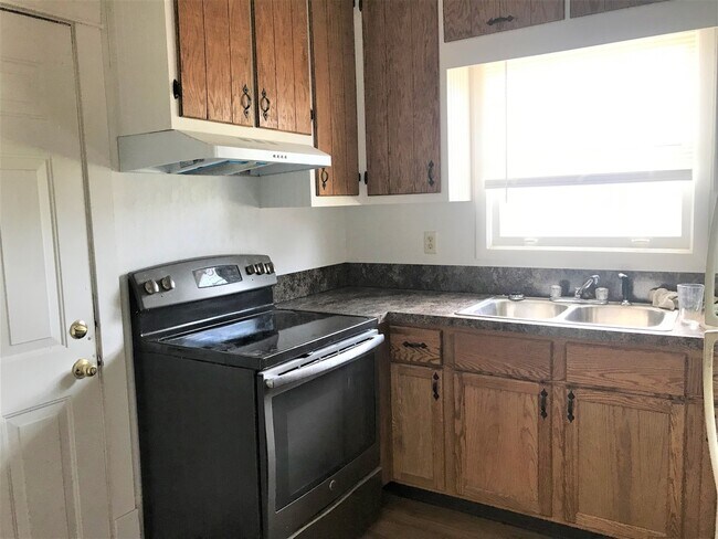 Building Photo - 3 bed, 1 bath, Off Street Parking & huge yard $1,385!