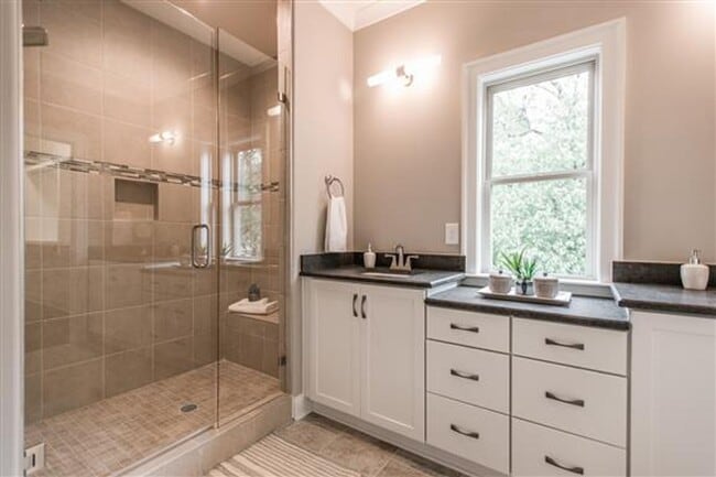 Building Photo - Huge East Nashville Home just steps to the...