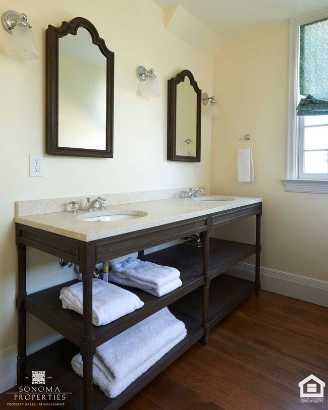 Building Photo - Stunning Furnished Eastside Home