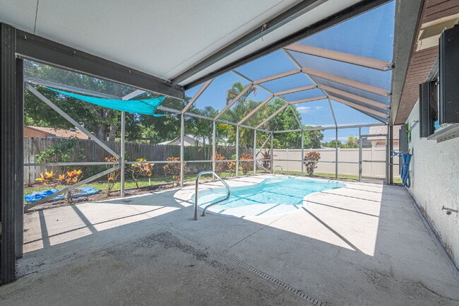 Building Photo - Beautifully updated Pool Home