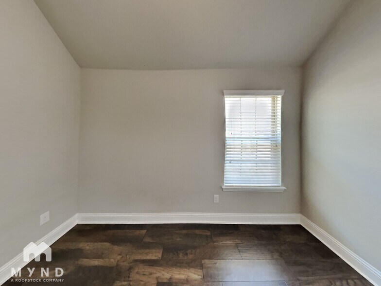 Building Photo - 523 Pineview Dr